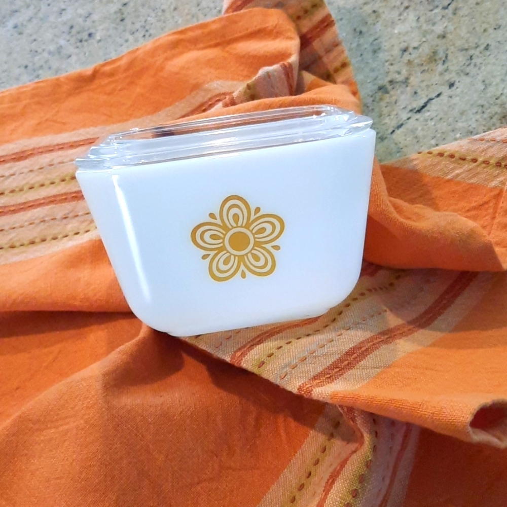 Pyrex gold flower 501 1.5 cup dish with lud